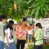 Duta Hijau Pulau Pinang penyanyai Nicholas Teo melawat projek membuat kompos di Taman Pandan pada 18-5-2010